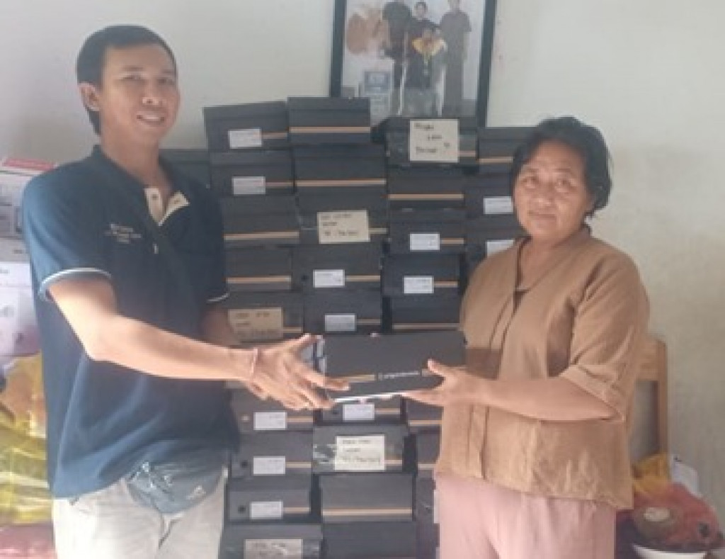 Pengiriman Pakaian dan Sepatu Lansia di Banjar Bhineka Nusa Kangin Oleh BUM Desa Tri Manunggal Jaya Dalung